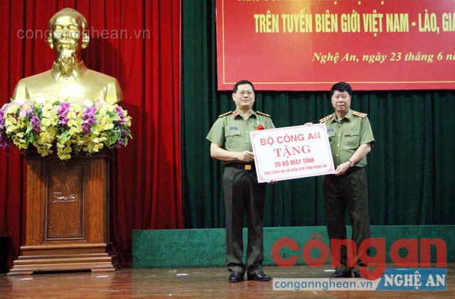 Bộ Công an tặng 20 bộ máy vi tính cho Ban Công an các xã biên giới Nghệ An
