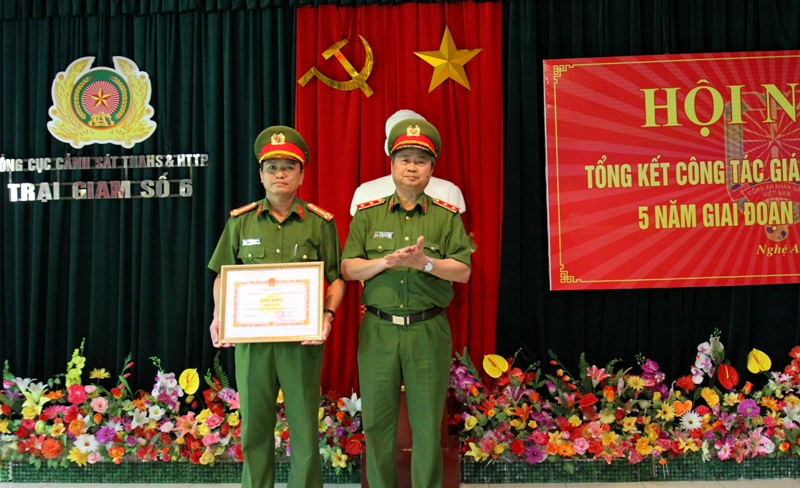 Trao Bằng khen của Tổng cục VIII cho đơn vị Trại giam số 6.