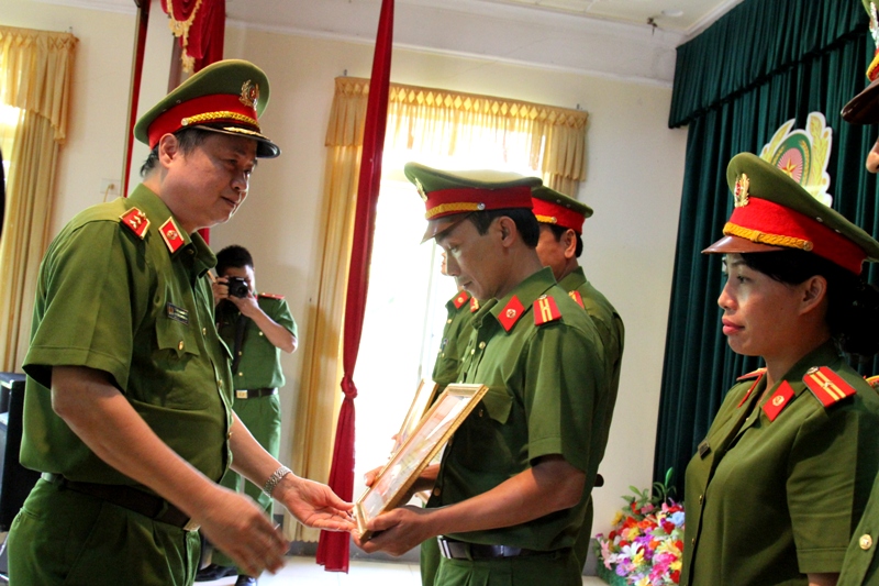Trao thưởng cho các tập thể và cá nhân xuất sắc.