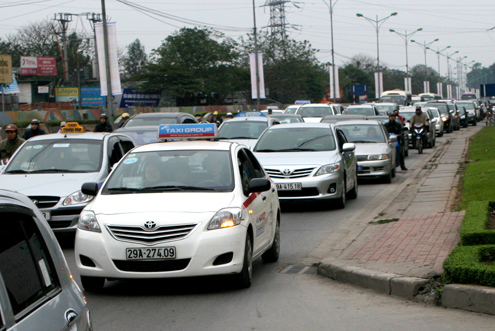 Các hãng taxi đang gấp rút lắp đặt thiết bị in hóa đơn trước ngày 1/7