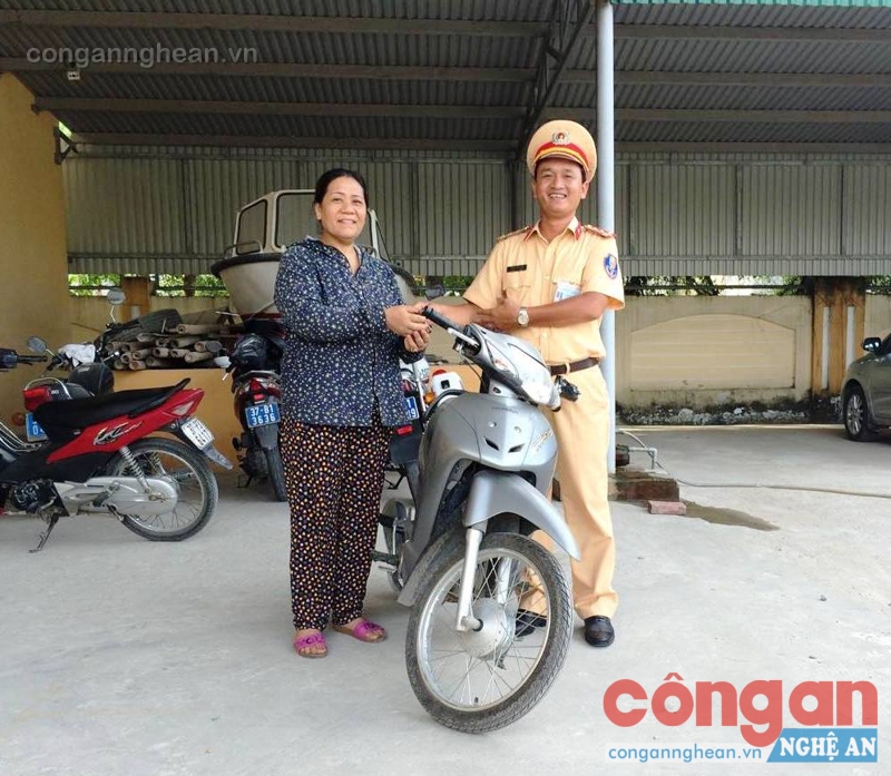 Trao trả xe máy cho người dân bị mất trộm