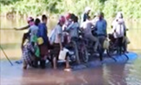 Rợn người cách vượt sông Sê Pôn bằng bè tự chế