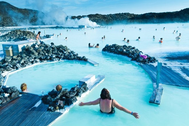 Đầm xanh tại ngoại ô thủ đô Reykjavik, Iceland. Ảnh: Slawek Kozdras.