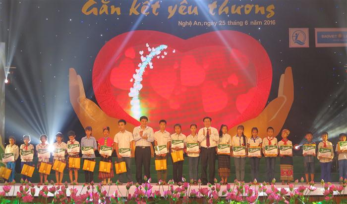 Hơn 30 tỷ đồng hỗ trợ học sinh đến trường