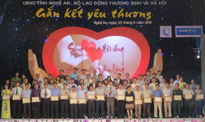 Lãnh đạo tỉnh vinh danh các nhà hảo tâm có nhiều đóng góp, giúp đỡ trẻ em nghèo trong thời gian qua