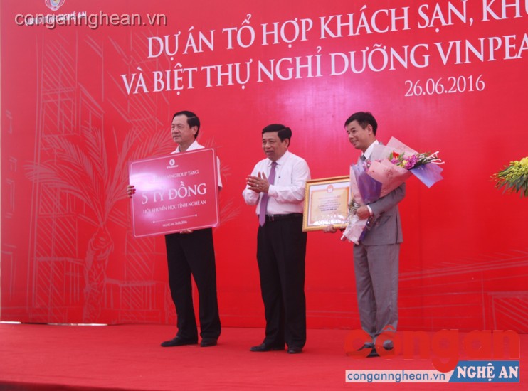 Thay mặt Tỉnh ủy, HĐND, UBND, UBMTTQ tỉnh, đồng chí Nguyễn Xuân Đường- Chủ tịch UBND tỉnh tằng Bảng vàng danh dự cho nhà đầu tư Tập đoàn Vingroup