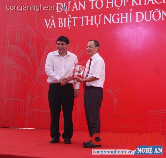 Đồng chí Nguyễn Đắc Vinh- Ủy viên TW Đảng, Bí thư Tỉnh ủy Nghệ An tặng quà, ghi nhận sự quan tâm của Tập đoàn khi chọn Nghệ An làm điểm đầu tư dự án Tổ hợp Vinpearl Cửa Hội