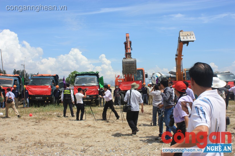 Các nhà thầu thi công tập trung phương tiện, máy móc, nhân lực sẵn sàng thi công đảm bảo tiến độ các dự án sau lễ khởi công