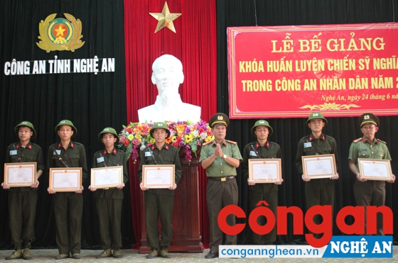 Bế giảng khóa huấn luyện chiến sỹ nghĩa vụ trong CAND năm 2016