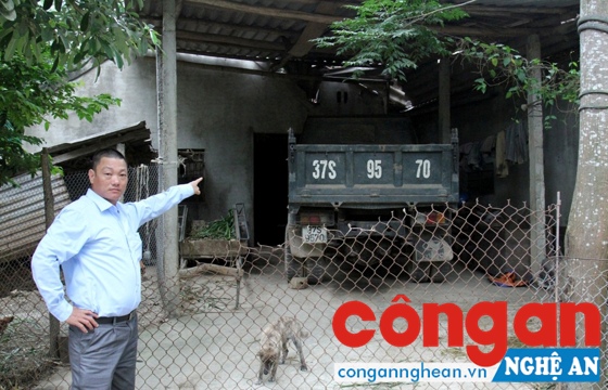 Anh Đặng Văn Sơn với chiếc xe tải nhỏ bị “nhốt” hơn 8 tháng nay