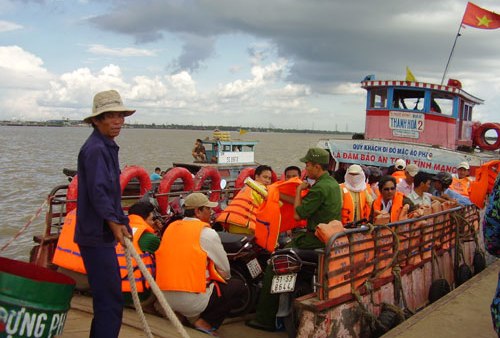 Phạt tới 200.000 đồng nếu đi đò không mặc áo phao