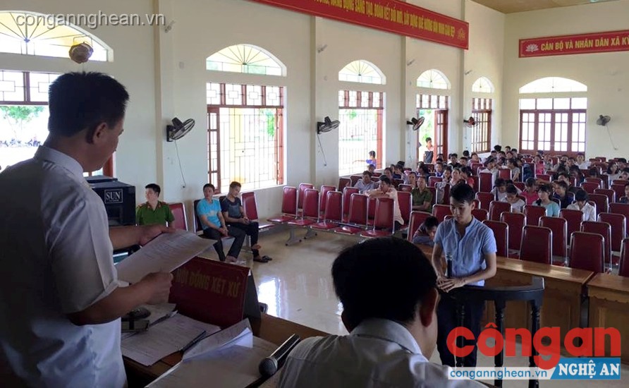 Bị cáo nghe HĐXX tuyên án.