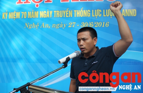 Đồng chí Hồ Sỹ Minh thay mặt tổ trọng tài lên đọc tuyên thệ.