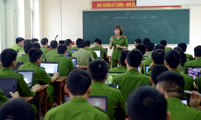 Giờ lên lớp của một cô giáo trường Học viện Cảnh sát nhân dân.