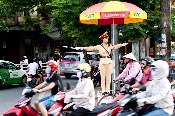 Nữ cảnh sát giao thông trong giờ tan tầm (Ảnh: Trần Hưng)