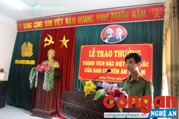 Thiếu tá Trần Hướng Nam - Phó Trưởng phòng tham mưu Công an tỉnh tuyên bố lý do khen thưởng