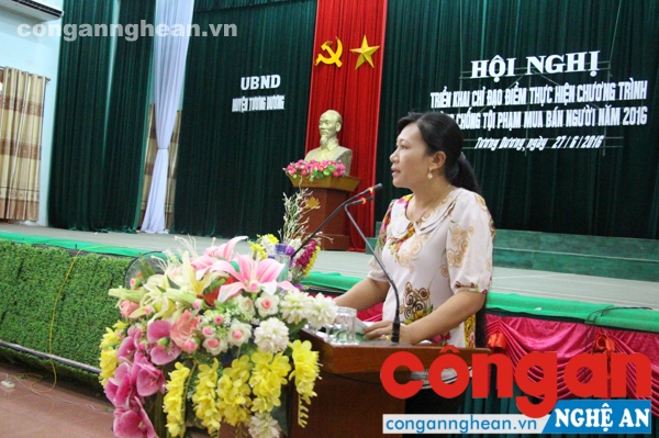 Các thành viên trong Ban chỉ đạo thảo luận những khó khăn vướng mắc trong công tác phòng, chống mua bán người trên địa bàn