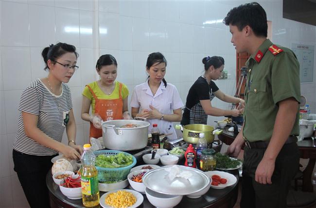 Các đội tham gia trổ tài nấu ăn