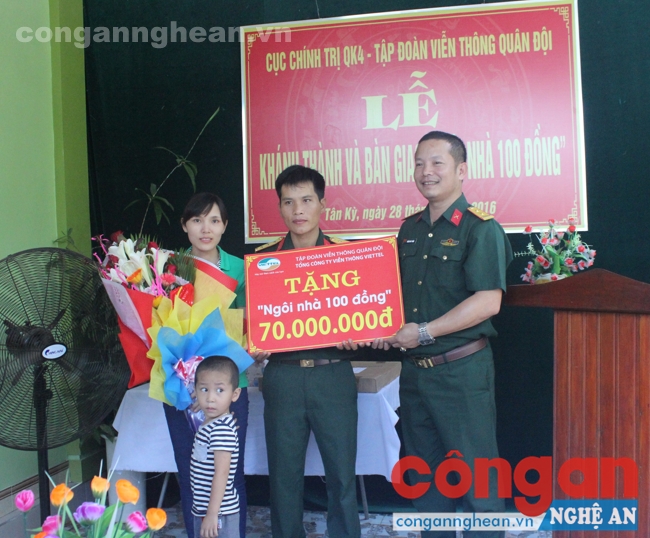 Đại diện tập đoàn Viettel trao tặng số tiền hỗ trợ cho gia đình anh Chính