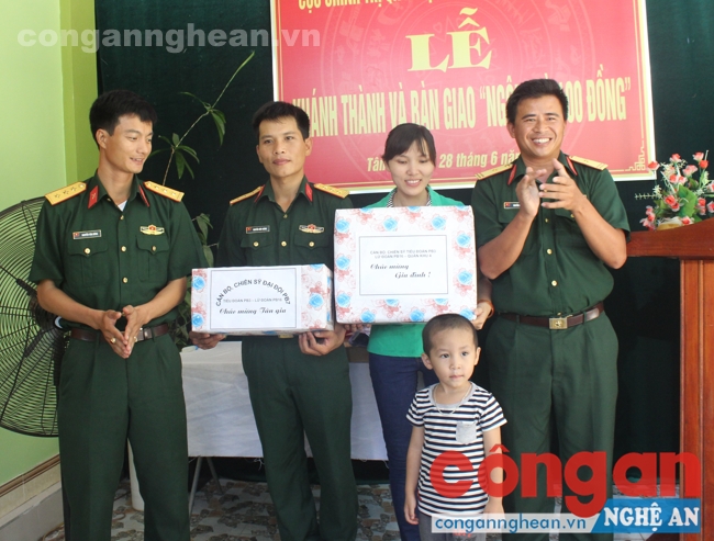 Đại diện các đơn vị tặng quà cho gia đình anh Chính