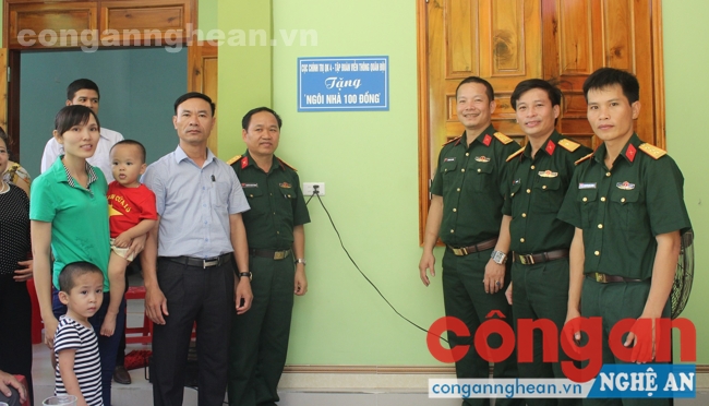 Trao tặng 'Ngôi nhà 100 đồng'