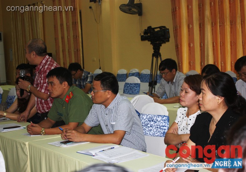 Các nhà báo, phóng viên phát biểu trước hội nghị