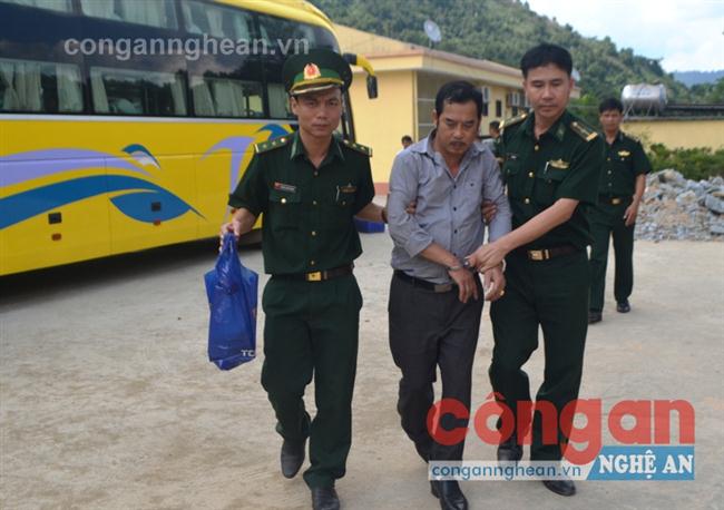 Bắt giữ đối tượng vận chuyển 4 bánh heroin từ Lào về Việt Nam
