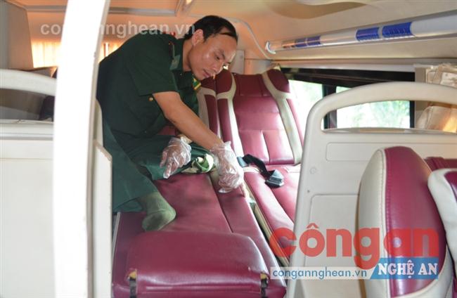 4 bánh hê rô in được cất dấu giữa 2 bên khe ghế nơi Đức nằm