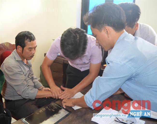 Lực lượng phối hợp giám định, lấy dấu vân tay đối tượng