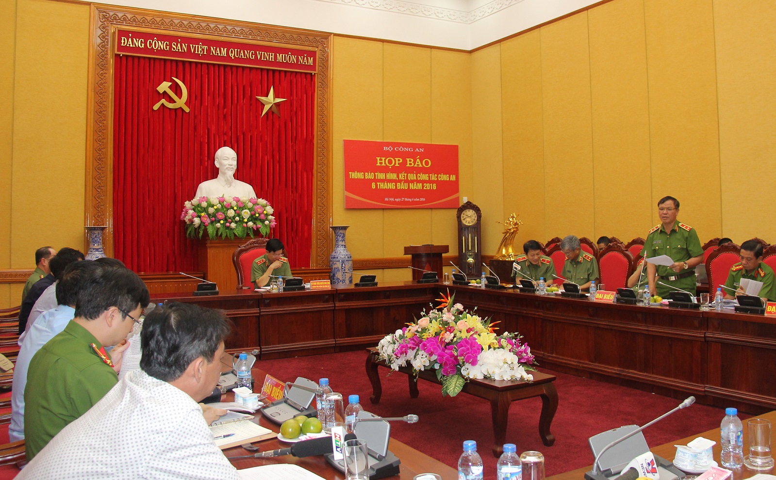 Trung tướng Trần Văn Vệ, Phó Tổng cục trưởng Tổng cục Cảnh sát trả lời câu hỏi của báo chí.