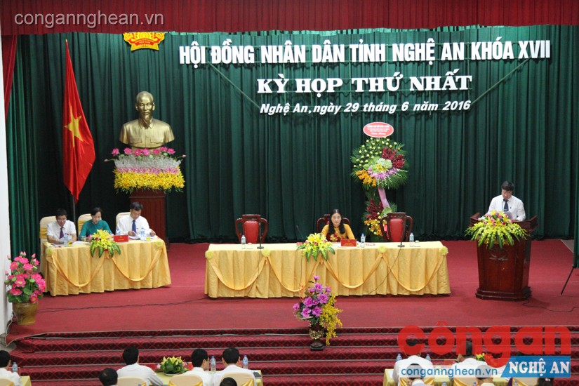 Chủ trì kỳ họp HĐND tỉnh khóa XVII