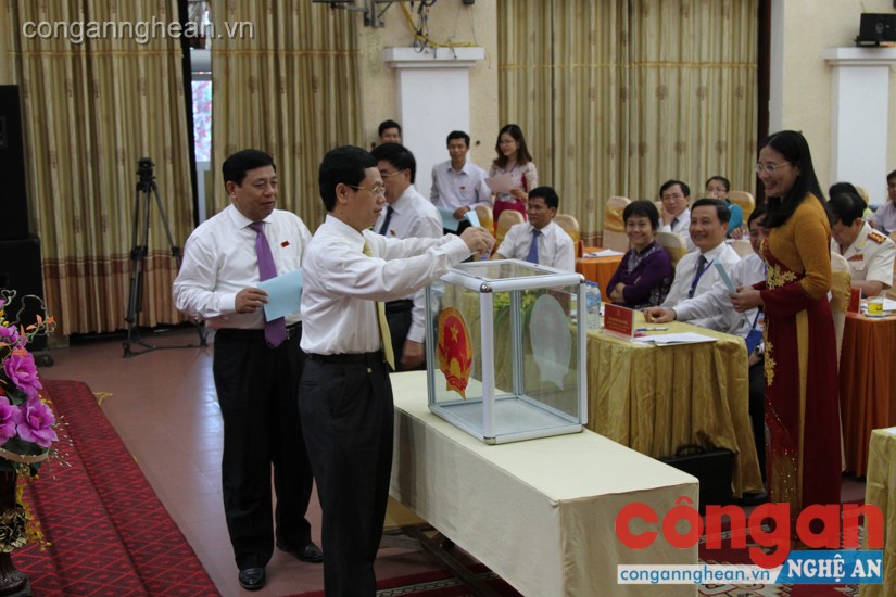 Các đai biểu bầu các chức danh Chủ tịch, Phó Chủ tịch HĐND tỉnh khóa XVII