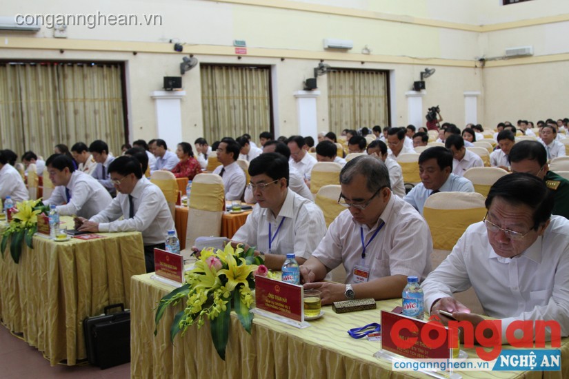 Các đồng chí là Đại biểu Quốc hội khóa XIi, Thường trực Tỉnh ủy, HĐND, UBND, Ủy ban MTTQ, các sở ngành, các đại biểu HĐND tỉnh tham dự kỳ họp