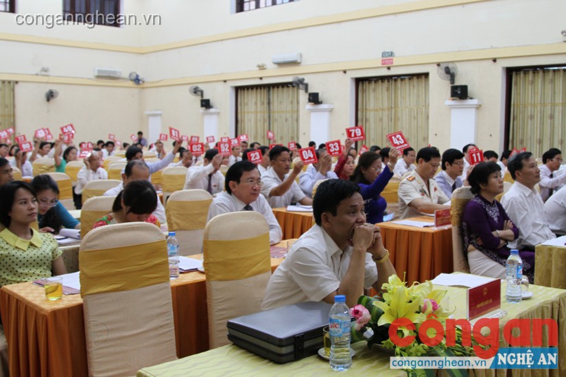 Các đại biểu biểu quyết tại kỳ họp