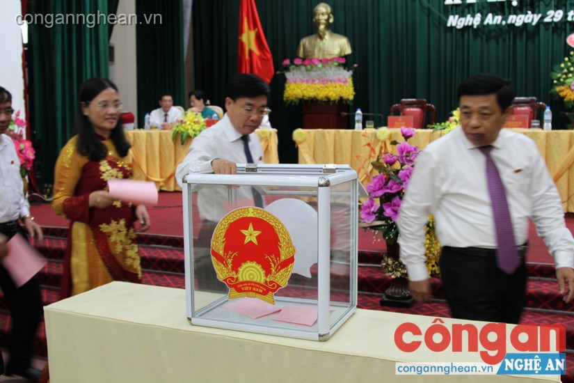 Đại biểu thực hiện bầu các chức danh tại kỳ họp