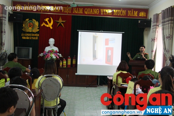 Cán bộ Phòng PC&CC số 1 phổ biến kiến thức về an toàn PCCC cho các em học sinh