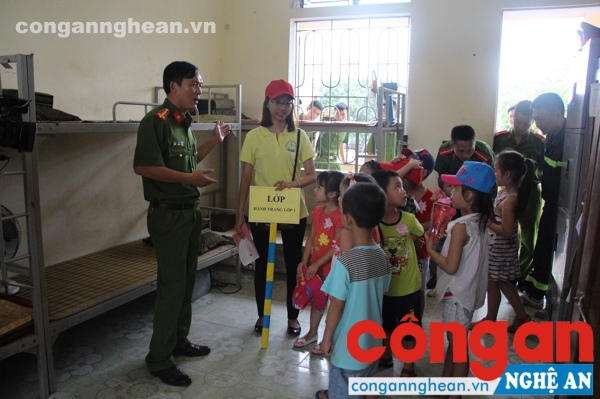 Các em học sinh được tận mắt chứng kiến nơi sinh hoạt của các chiến sĩ Phòng PC&CC số 1
