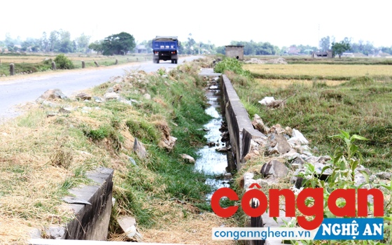 Kênh 407 bị sập do quá trình lưu thông của xe công trình nhưng không được khắc phục, sửa chữa