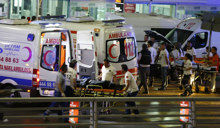 Người bị thương nhanh chóng được đưa lên các xe cấp cứu. (Ảnh: Reuters)