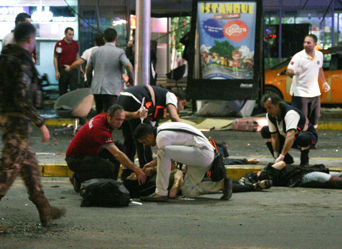 Công tác sơ cứu các nạn nhân được thực hiện ngay tại hiện trường. (Ảnh: Reuters)