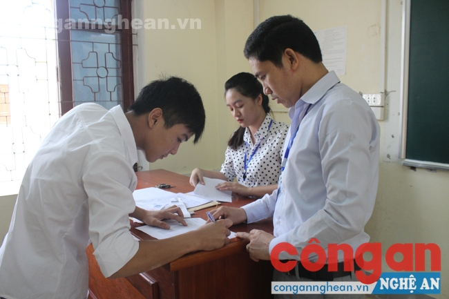 Nghệ An: Thí sinh làm thủ tục đăng kí dự thi THPT Quốc gia 2016