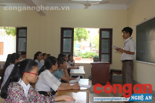 Giám thị hướng dẫn thí sinh làm thủ tục dự thi