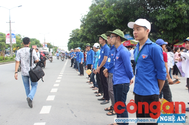Sinh viên tình nguyện phối hơp với các lực lượng chức năng tham gia đảm bảo ATGT