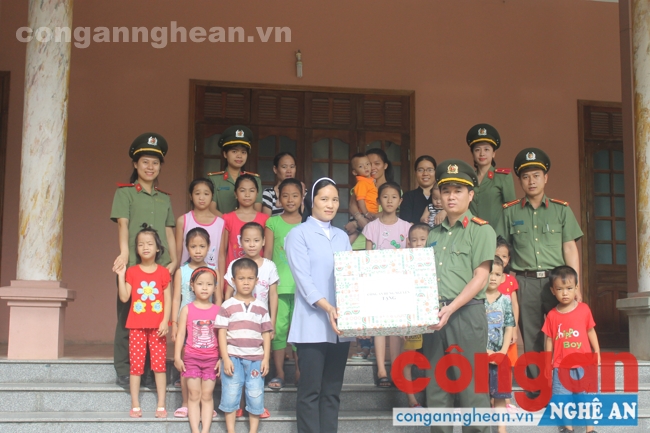 Công an huyện Hưng Nguyên tặng quà cho Dòng Tu mến thánh giá Hưng Yên Bắc