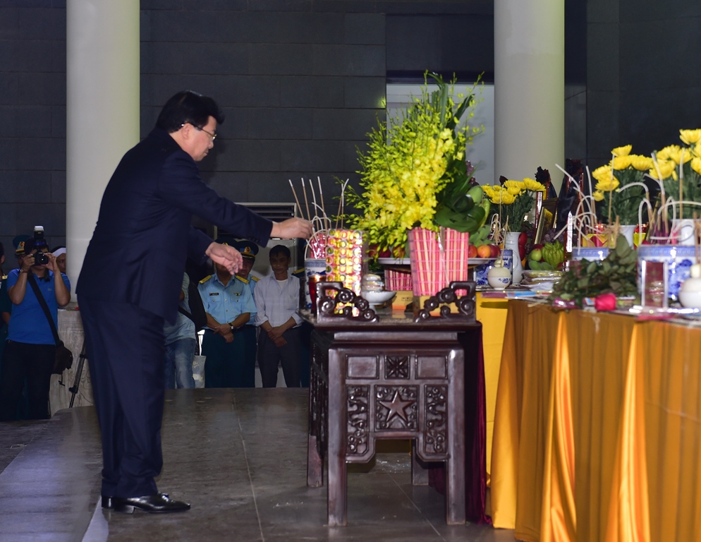 Phó Thủ tướng Trịnh Đình Dũng, Chủ tịch Ủy ban quốc gia Tìm kiếm cứu nạn viếng các liệt sĩ hy sinh trong vụ máy bay CASA-212. Ảnh: VGP/Nhật Bắc