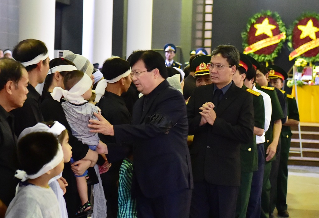 Phó Thủ tướng Trịnh Đình Dũng chia buồn cùng gia quyến các liệt sĩ. Ảnh: VGP/Nhật Bắc
