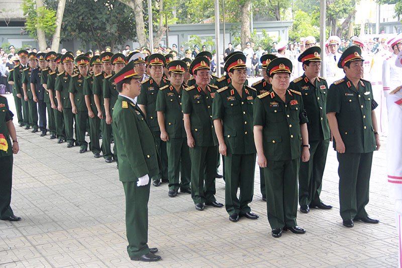 Đoàn Bộ Quốc phòng viếng các liệt sĩ. Ảnh: Vietnamnet