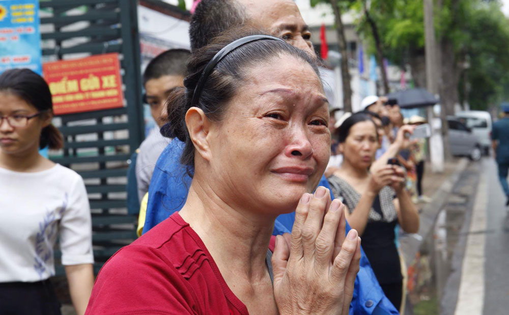 Đông đảo nhân dân Thủ đô tiễn đưa các liệt sĩ. Ảnh: Vietnamnet
