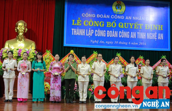 Đại diện Công đoàn CAND trao thẻ đoàn viên Công đoàn cho các đoàn viên