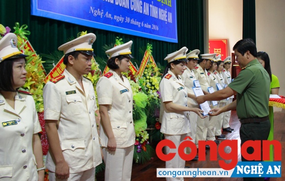 Chủ tịch Công đoàn CAND trao Quyết định thành lập cho các Công đoàn cơ sở